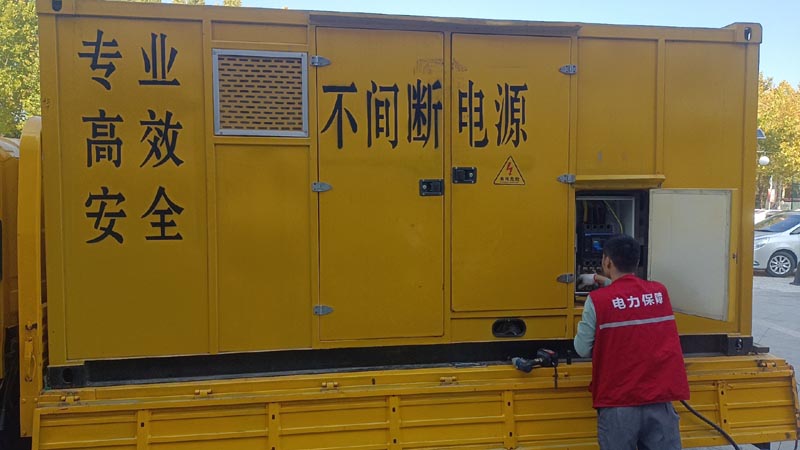 海原柴油发电机组和UPS电源配合使用时，如何避免切换过程中的电力中断？